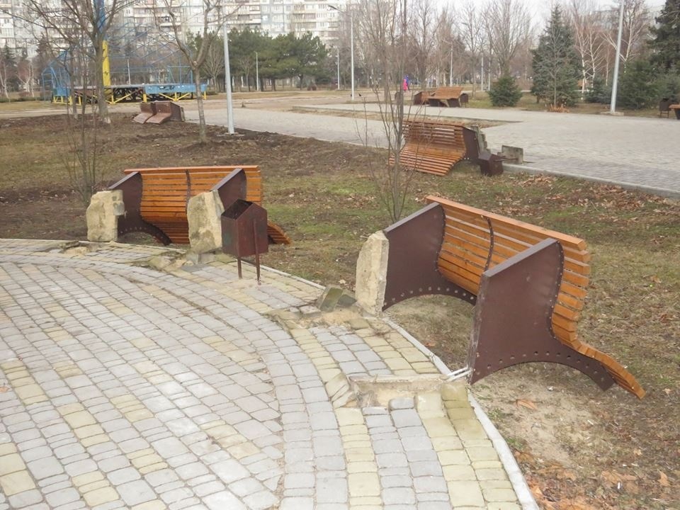 Спустя месяц в запорожском сквере восстановили поврежденные скамейки (Фото)