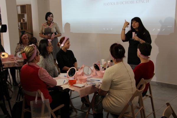 Многодетные и социально незащищенные мамы в Запорожье посетили косметический мастер-класс (Фото)