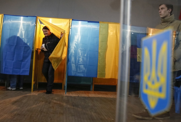 Посчитаны голоса на одном участков 76-го запорожского округа: “Слуга народа” уверенно обходит “Оппозиционный блок”