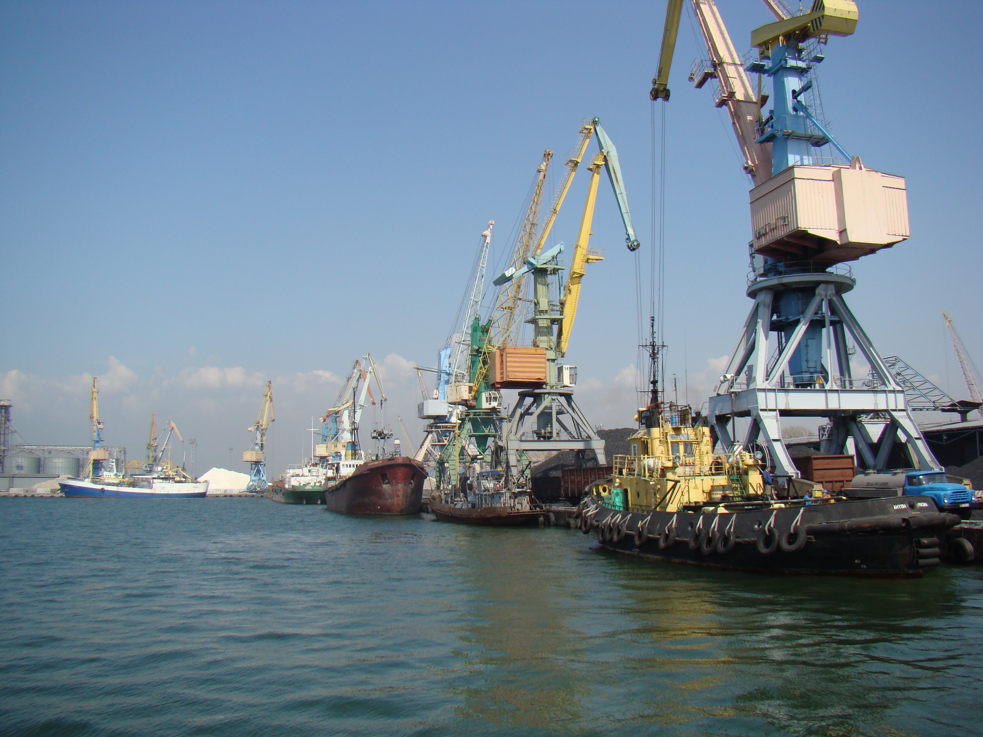 Порт Бердянська за рік втратив майже мільйон тон вантажів через агресію РФ на Азовському морі