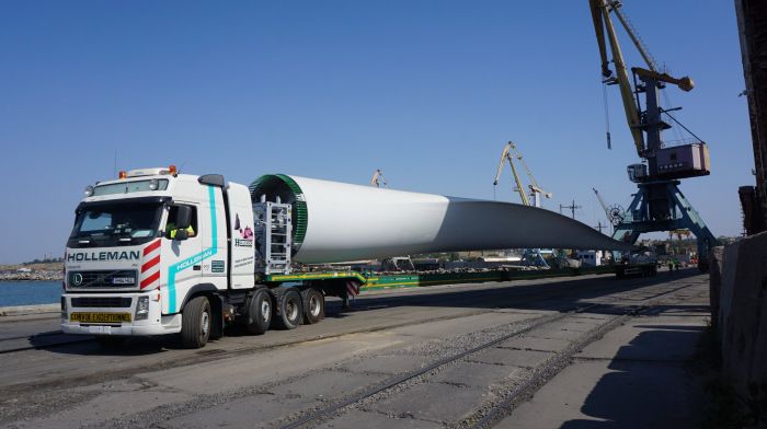 Через порт в Бердянске в этом году поставят 63 комплекта ветрогенераторов (Фото)