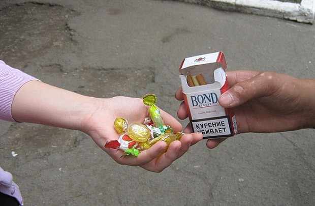 Жители Запорожской области меняли сигареты на конфеты (Фото)