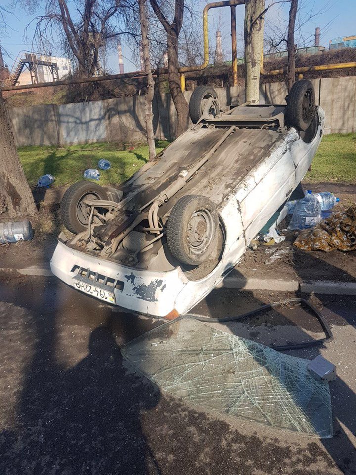 В Заводском районе Запорожья в результате ДТП автомобиль перевернулся на крышу: пострадала пассажирка (Фото, видео)