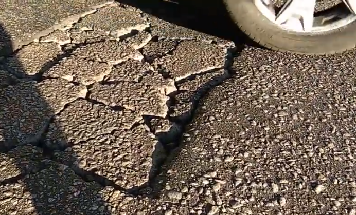 Видеофакт: под колесами авто разрушается запорожский мост
