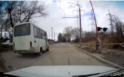 В Запорожье водитель маршрутки “проскочил” ж/д переезд перед закрывающимся шлагбаумом (Видео)