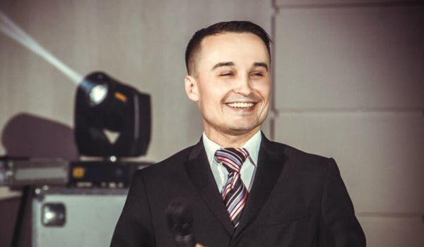 Екс-друг Зеленського, що пішов “проти нього”, заявив про погрози, не пішов на “викривальну” прес-конференцію і обіцяє відеозвернення