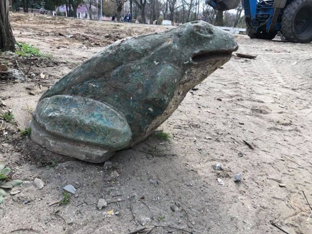 У Запорізькій області у парку викопали скульптури з минулого сторіччя (фото)
