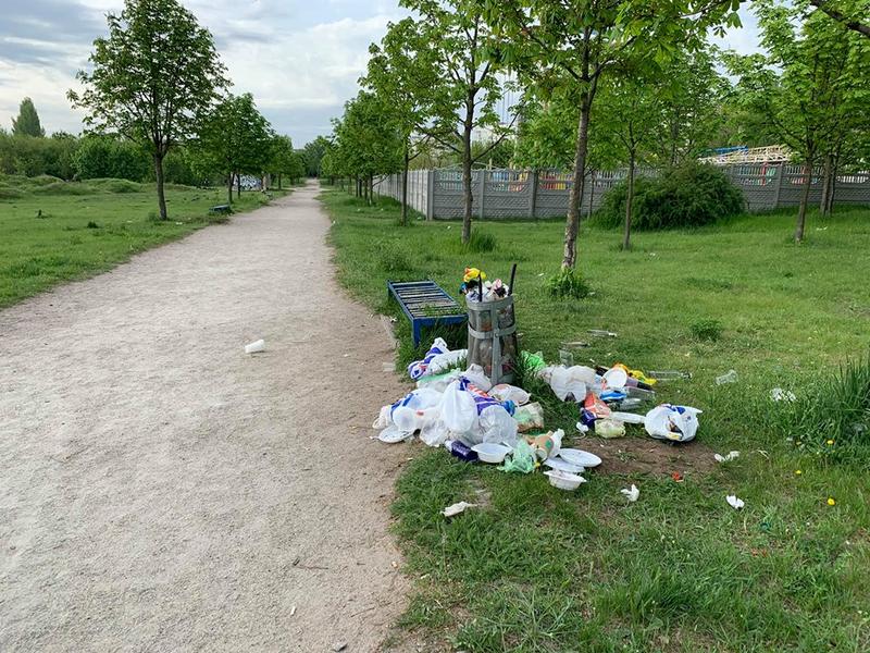 Парк в Хортицком районе за праздничные дни завалили мусором