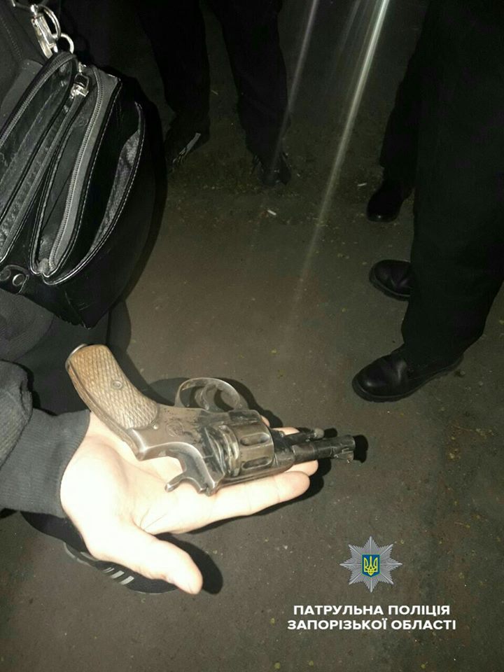 В Заводском районе Запорожья задержали вооруженного мужчину (Фото)