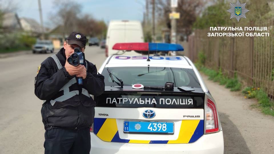 В Запорожье на Сикорского установили дорожные знаки, полиция «ловит» нарушителей с помощью лазерного прибора (Фото)