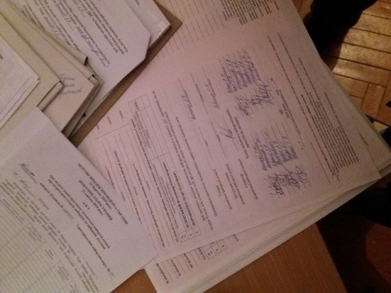 Фотофакт: члены УИК в Запорожье подписывали пустые протоколы