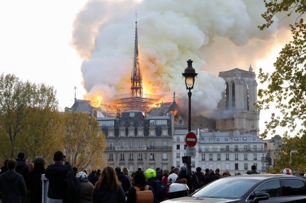 Вся конструкция Собора Парижской Богоматери сгорела – СМИ