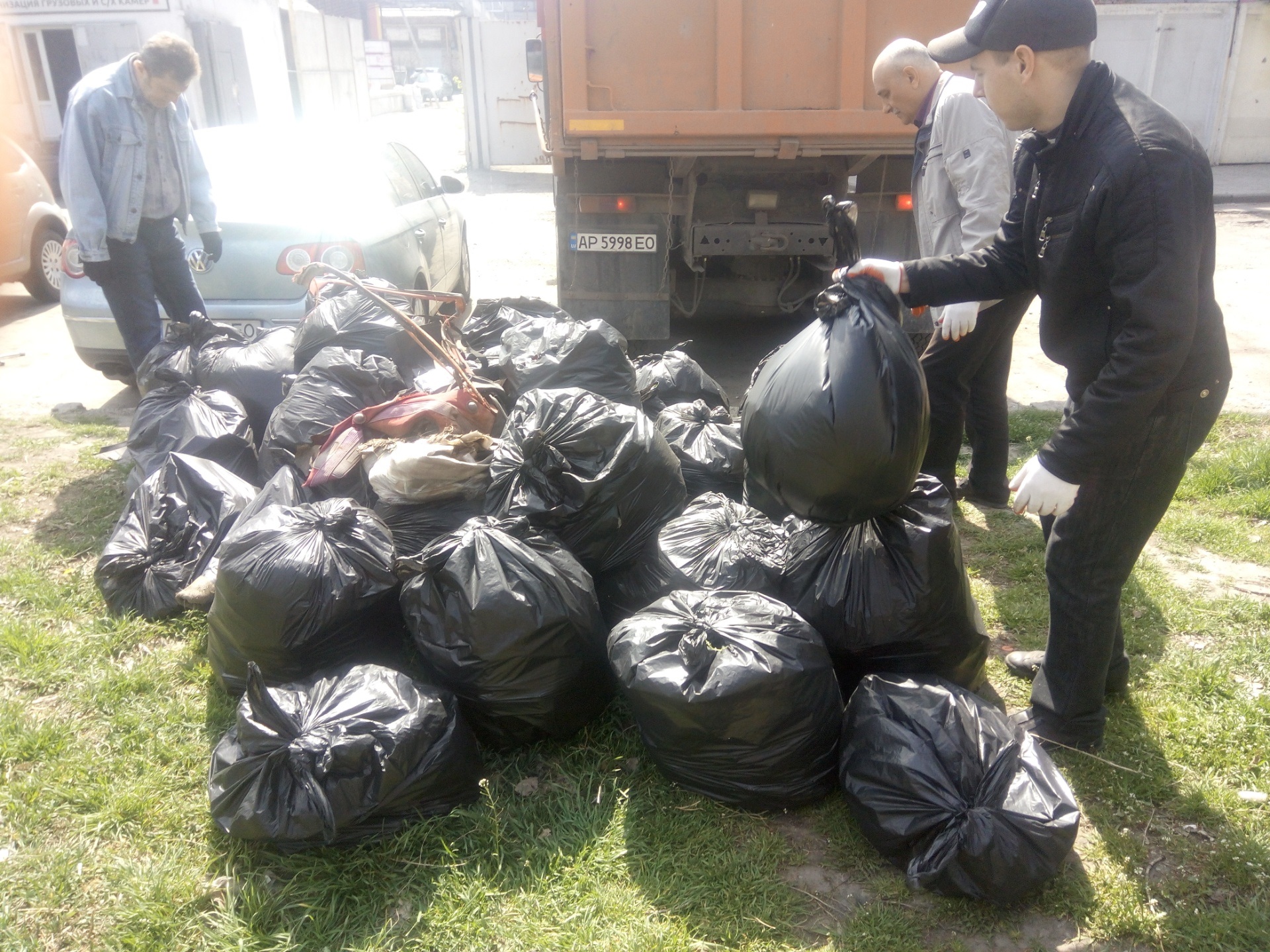 Работники запорожских предприятий и организаций расчищают от мусора Коммунарский район (Фото)