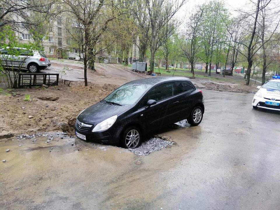 В Запорожье автомобиль провалился в яму, засыпанную щебнем (Фото)