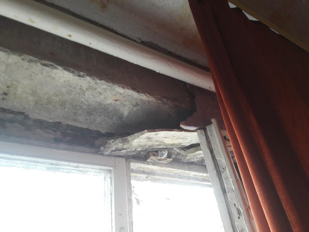 Фотофакт: в комнате аварийного семейного общежития в центре Запорожья начал рушиться потолок