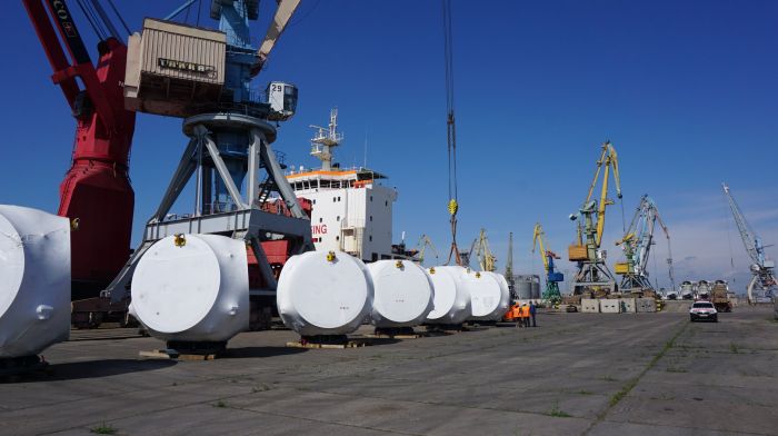 В Бердянский порт доставлены 26 гондол и лопасти для Приморской ВЭС (Фото)