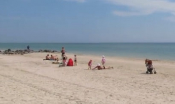 На пляжах Запорожского курорта уже загорают отдыхающие (Видео)