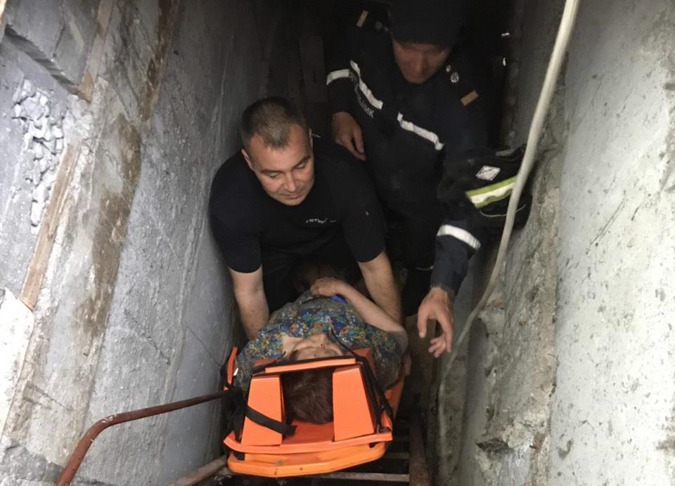 В Запорожье спасатели помогли выбраться старушке с подвала (Фото)