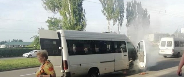 В Запорожье на ходу задымилась 85-я маршрутка (Фото)