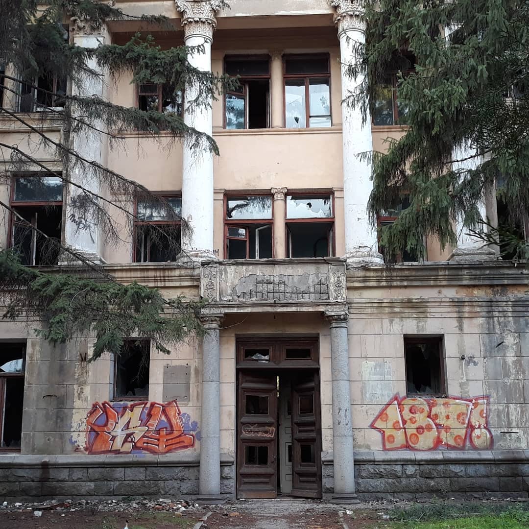 Как в Чернобыле. Мелитопольский видеоблогер исследовал заброшенное здание на Хортице (ВИДЕО)
