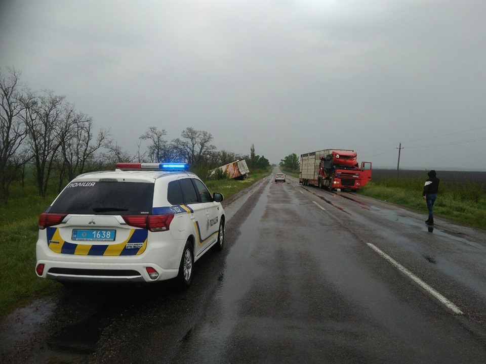 На трассе Токмак-Бердянск фура столкнулась с грузовиком: двое пострадавших (Фото)
