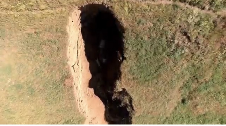 На запорожском курорте вдоль моря образовался огромный разлом в земле (Фото, видео)