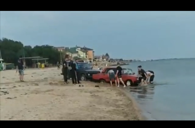 Неудачный дрифт: на берегу моря запорожского курорта ВАЗ застрял в песке (Видео)