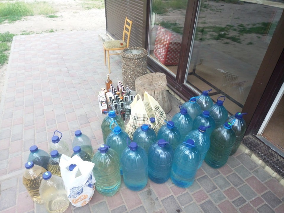 В Хортицком районе Запорожья в одном из киосков продавали спиртные напитки на разлив (Фото)