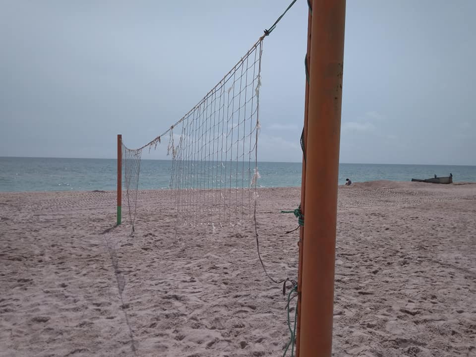 В Кирилловке разгромили новую спортплощадку на пляже
