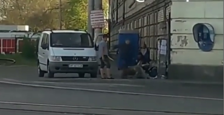 В Запорожье рядом с вокзалом жестоко избили мужчину (ВИДЕО)