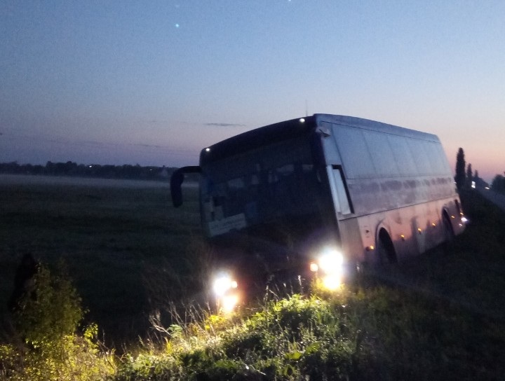 Пассажирский автобус Киев – Запорожье слетел в кювет: пассажир подозревает, что водитель уснул (ФОТО)
