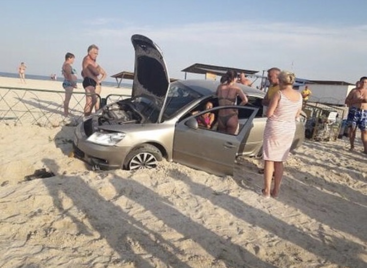 На пляже запорожского курорта автомобиль с пьяной автоледи перевернулся несколько раз (Фото)