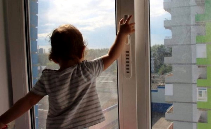 На Запоріжжі малолітня дитина намагалася вибратися із зачиненої квартири через балкон на п’ятому 5 поверсі