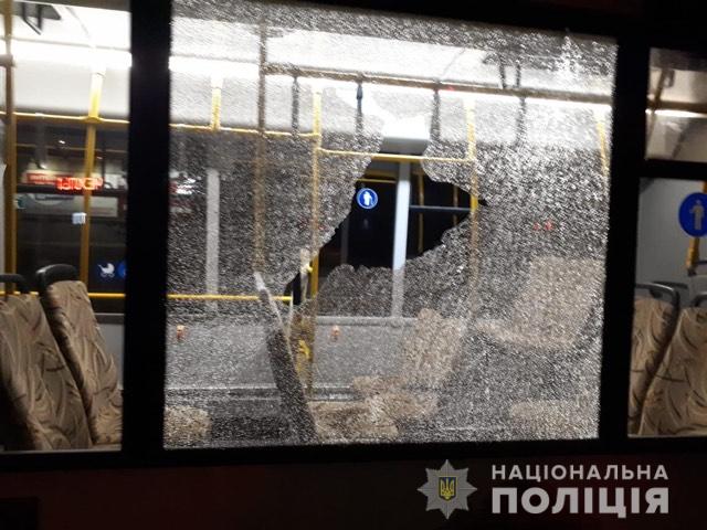У Запоріжжі розшукують правопорушників, які кинули у вікно маршрутки каміння (Фото)
