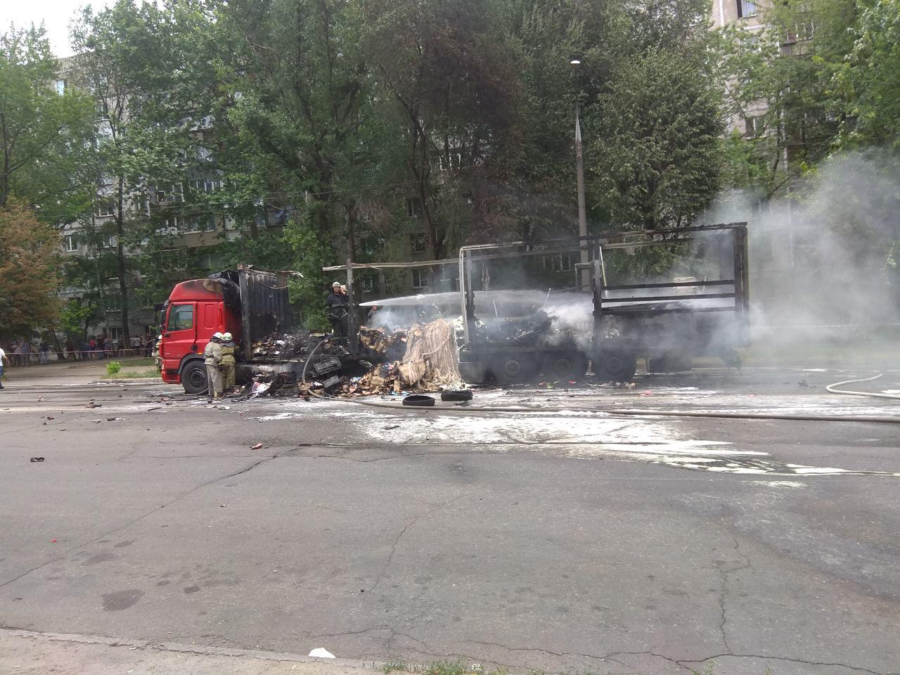 Появилось видео пожара, “уничтожившего” фуру в Запорожье