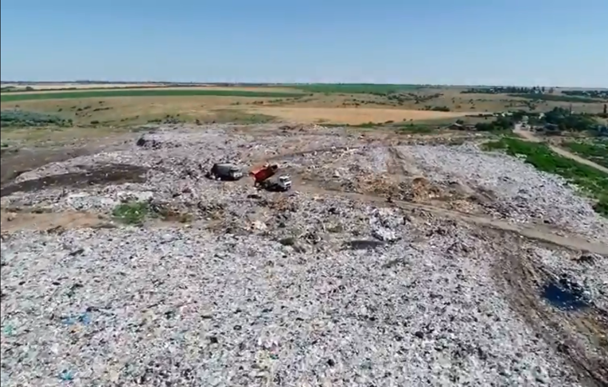 Огромных масштабов свалку в Запорожской области показали с высоты птичьего полета (Видео)