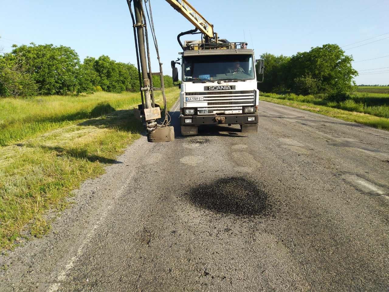 Що зробили на дорогах Запорізької області ремонтники за тиждень (Фото)