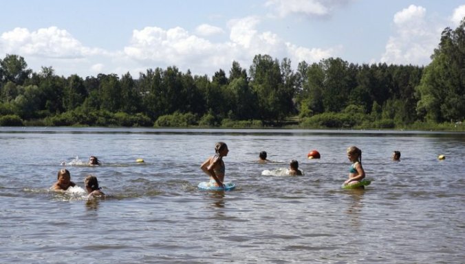 В «котловане смерти» в Запорожской области продолжают купаться как взрослые, так и дети (Фото, видео)