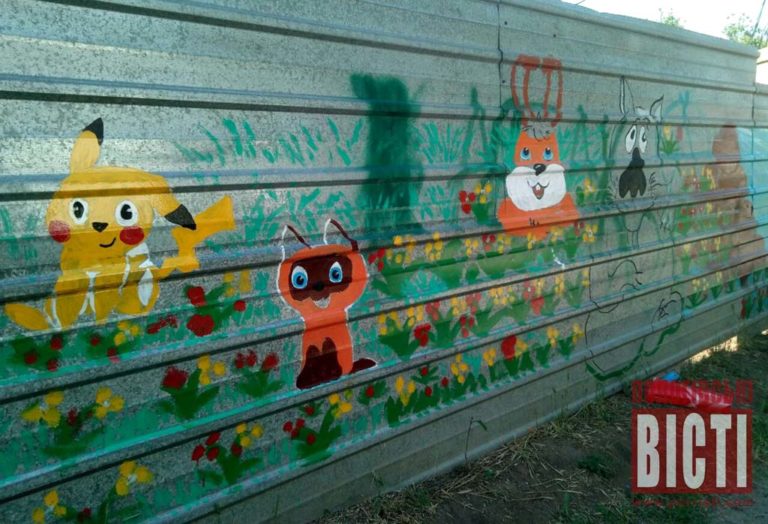 В Запорожской области дети закрасили нецензурные надписи на заборах (Фото)