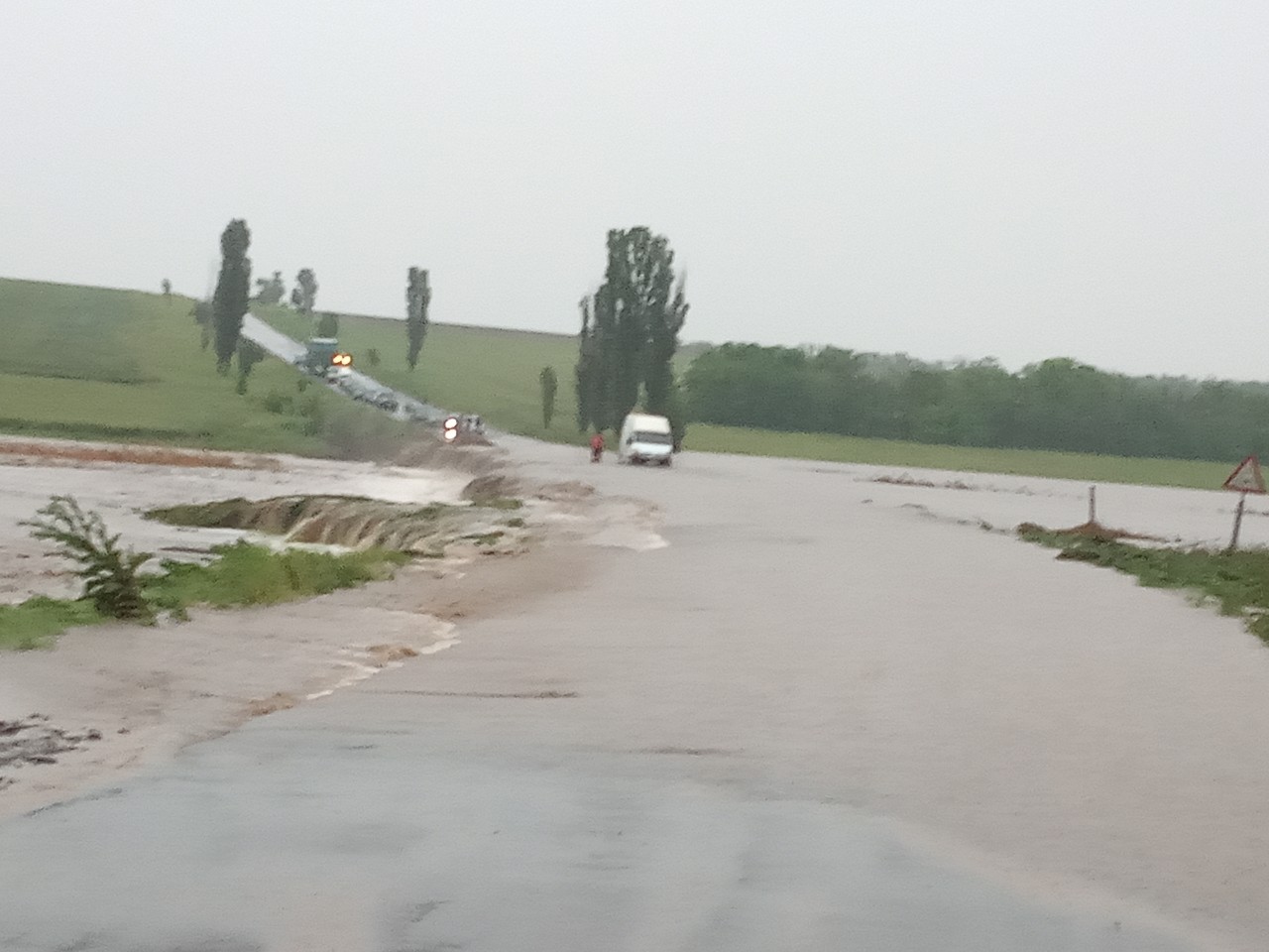 Злива затопила трасу Бориспіль-Дніпро-Запоріжжя-Маріуполь: рух обмежено (Фото)