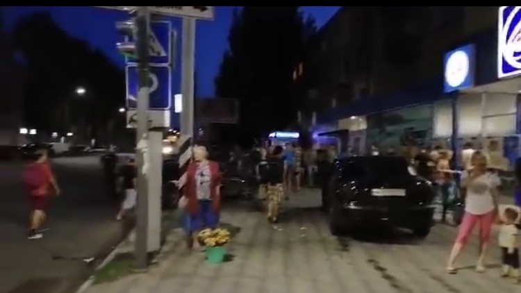 Пешеходы чудом остались живы: в Запорожской области иномарка влетела на тротуар (Фото, видео)