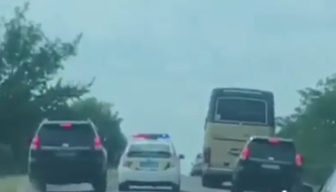 На запорізькій трасі два авто об’їхали колону автобусів з дітьми, яку супроводжувала поліція (Відео)