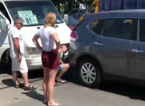В Запорожье маршрутка с пассажирами врезалась в авто с детьми (Видео)
