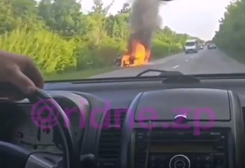 В Запорожской области прямо на трассе полностью сгорело авто (ВИДЕО)