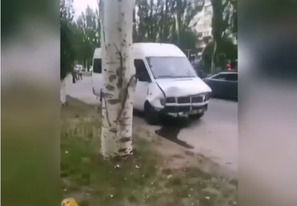 Очередное ДТП с маршруткой в Запорожье: от удара другое авто вылетело на тротуар (ВИДЕО)