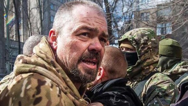 Подозреваемых в убийстве активиста Олешко выпустили под домашний арест: под суд активисты принесли шины и искусственную кровь (ФОТО)