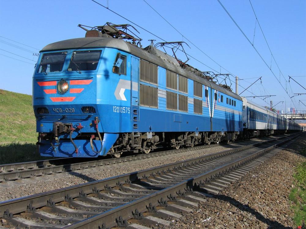 В Запорожской области на железнодорожных путях локомотив задел мужчину