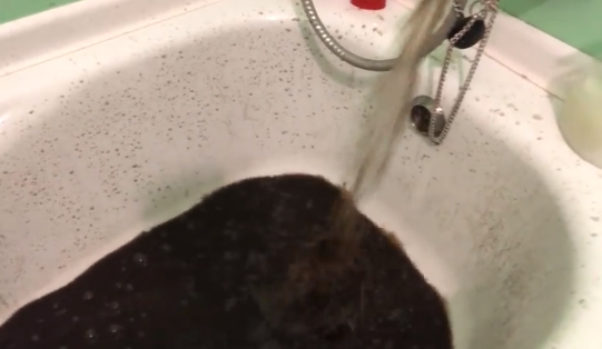 В квартирах запорожцев из кранов горячей воды течет черная жидкость (Видео)
