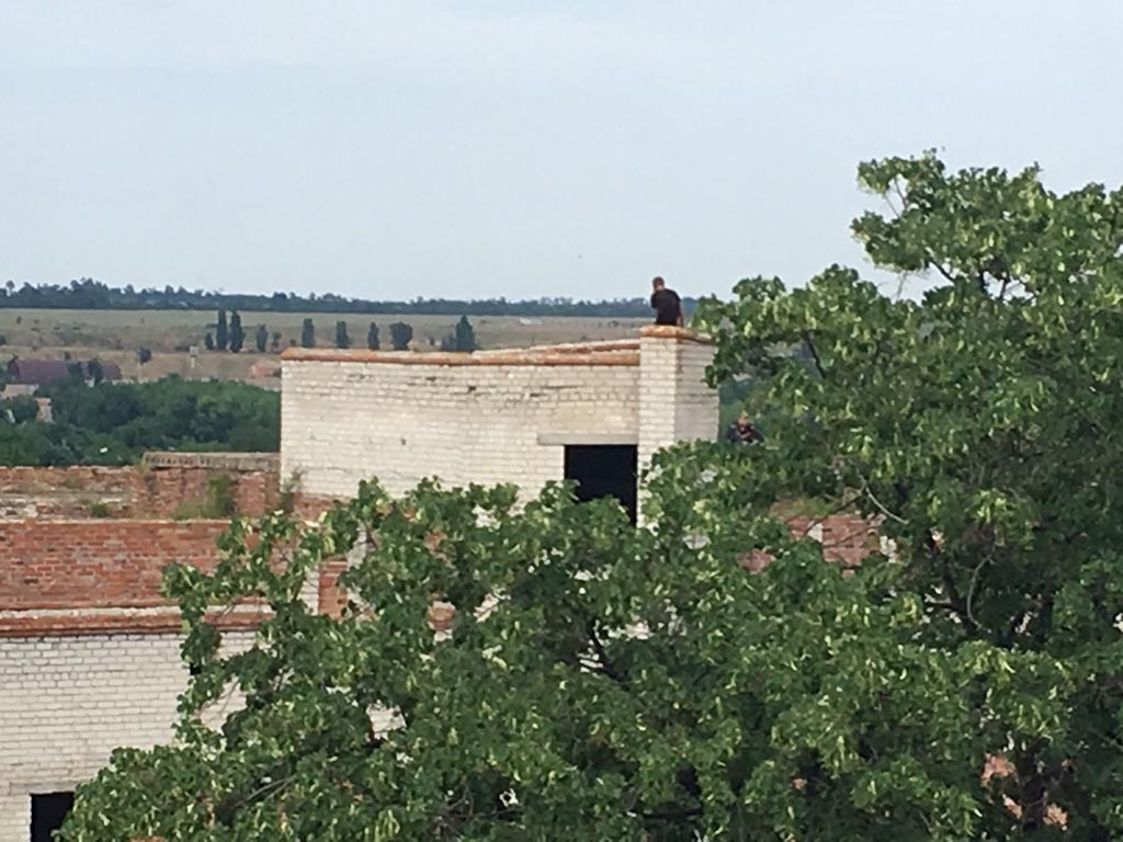 В Запорожской области мужчина грозился прыгнуть с крыши недостроя (Фото, видео)