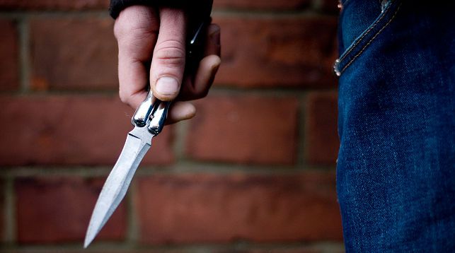 В Запорожье ранее судимый 18-летний парень, угрожая ножом, ограбил женщину